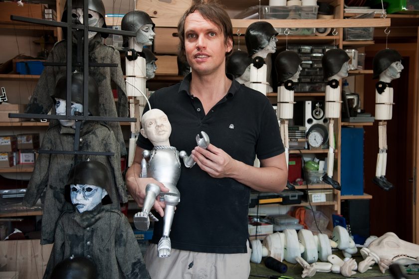 Puppenbauer Michael Pietsch in seiner Werkstatt