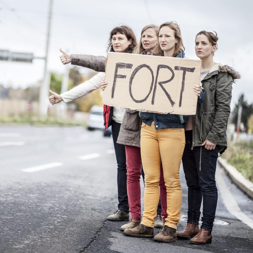 Die Rabtaldirndln halten ein Pappschild auf dem FORT steht