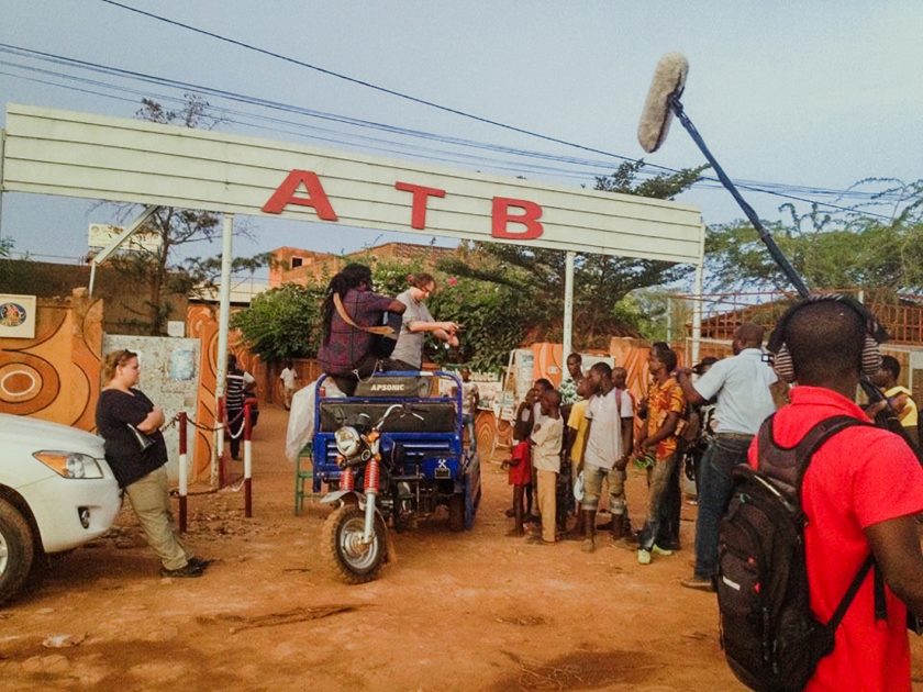 Vor dem Atelier-Théâtre Burkinabé in Ouagadougou, kurz vor dem Festival „Récréatrales“, mit der Produktion „Die Revolution frisst ihre Kinder!" (c) Schauspielhaus Graz